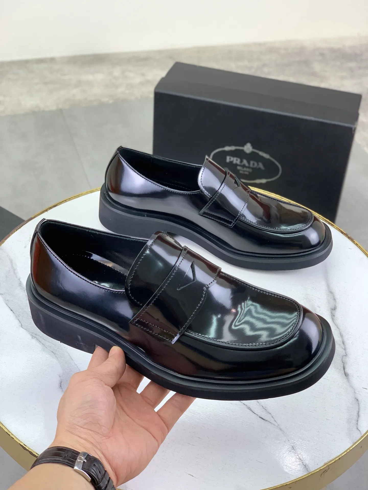 Factory price P840 💰Original quality, top version🔱 ＰＲＡＤＡPrada. Men's business casual leather shoes, top quality cow leather. 1:1 shipment ⬆️Luxurious and noble, all made of imported original first-layer fine suede cowhide, just to create a more comfortable wearing experience. Upper: original comfortable open-edge bead-rubbed calfskin ➕Top imported water-dyed full cow lining, original high-end lightweight and comfortable TPU combination bottom ✔️Code number: 39-44 (38 45 Can be customized)